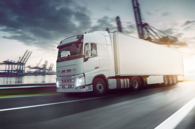 路上飛馳的貨運大卡車高清圖片- 三原圖庫sytuku.com