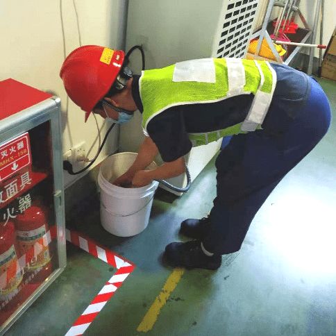 瑞思拜 烈日下的守崗人